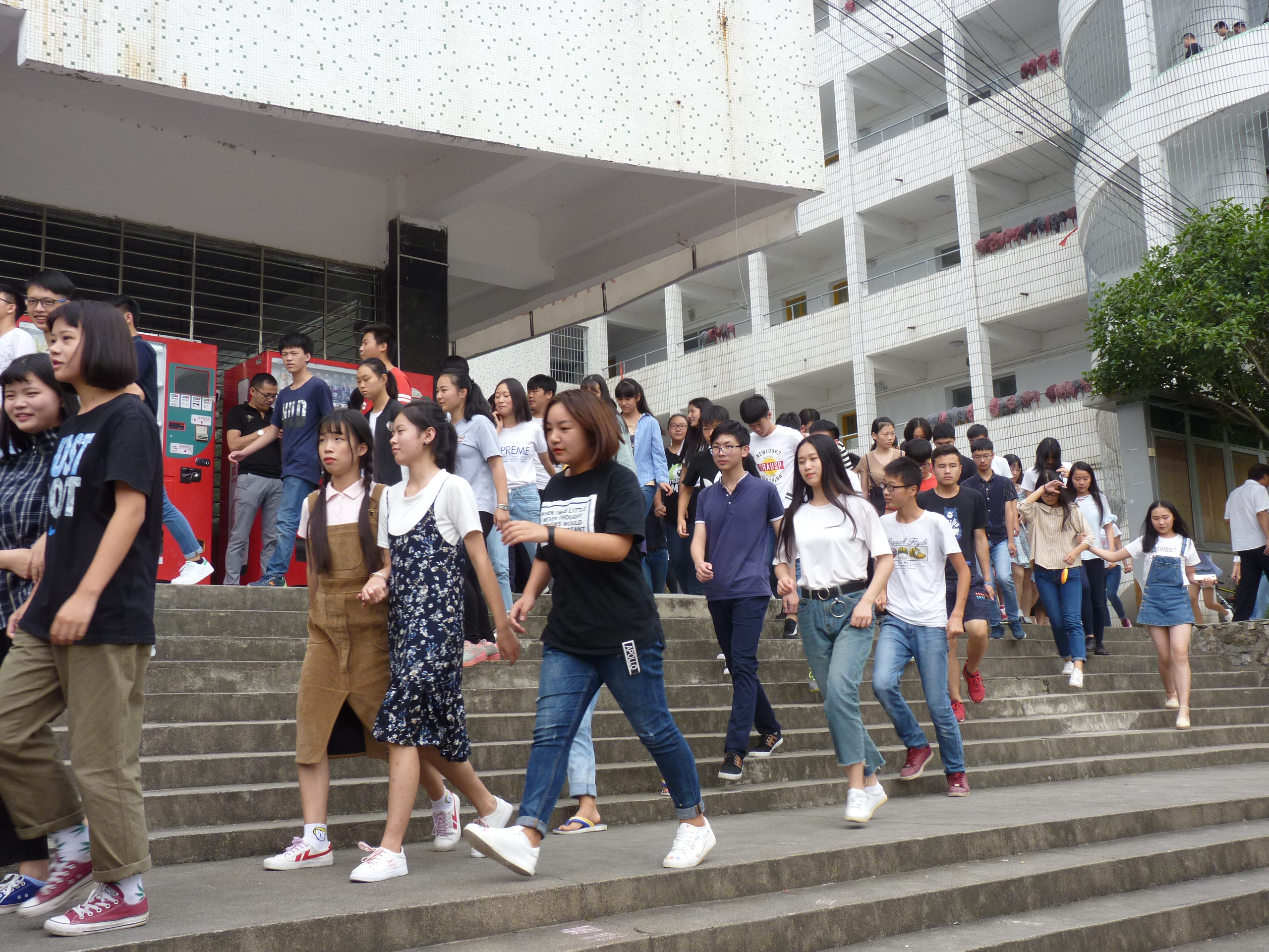 2017年9月18日,蒲圻师范,蒲圻高中防空疏散演练警报声响起,师生们迅速